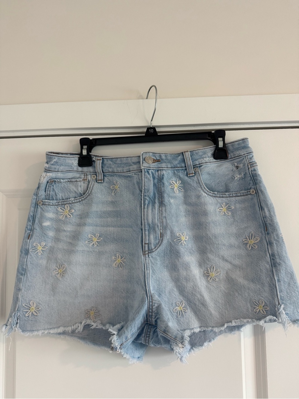 American Eagle Outfitters Light-Wash Denim Shorts - Embroidered Daisy Flowers